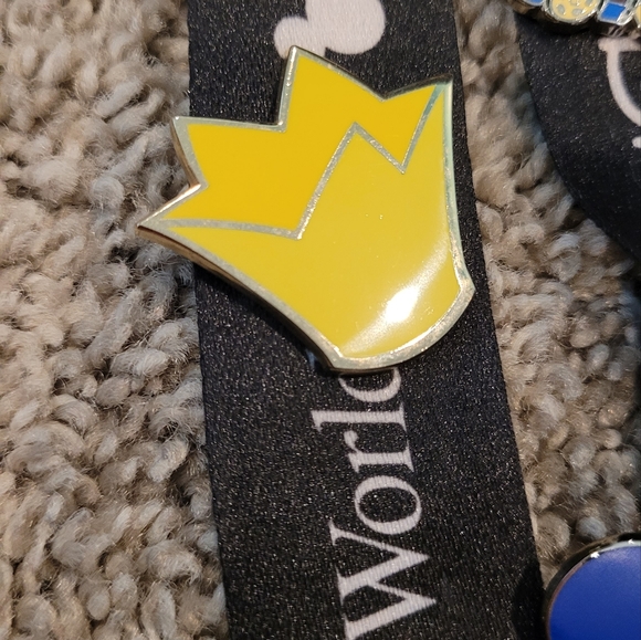 Disney Pin Trading Lanyard + 5 pins - Picture 3 of 6
